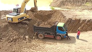 Deep Mining Power: Hitachi Zaxis 670LC Excavator Loading Overburden in Action