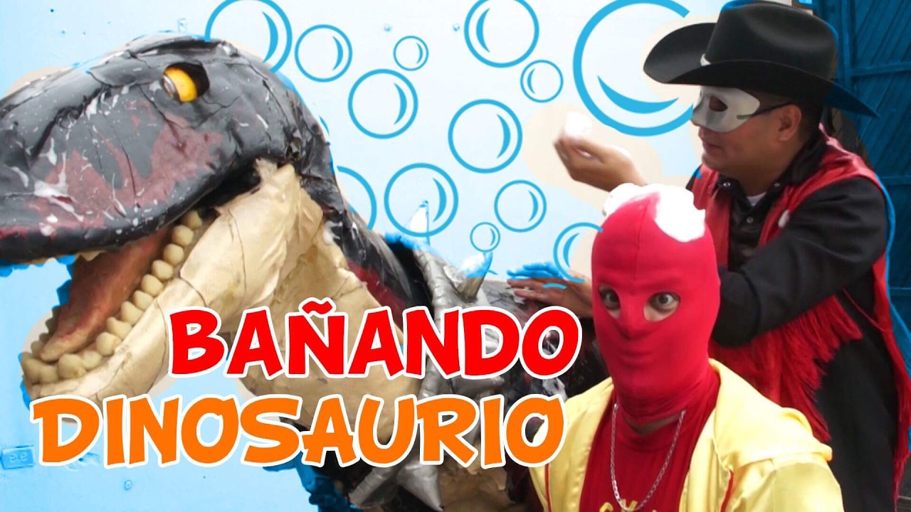Maskarin y Manito bañan al Dinosaurio