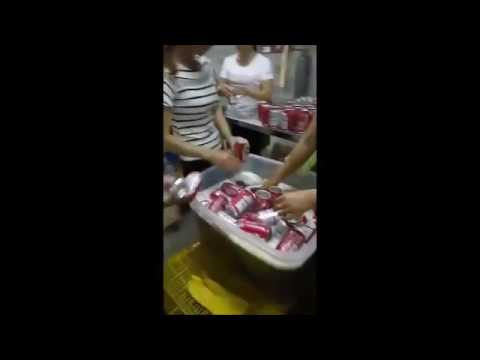 无良生产假酒 工人回收啤酒罐徒手灌酒？这样的酒你还敢喝吗