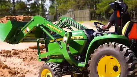 Jaký výkon má traktor John Deere 3025E?