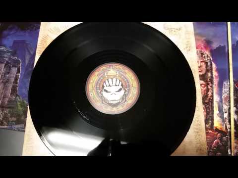 在 YouTube 上觀看「Iron Maiden  - The Book of Souls vinyl record demo」
