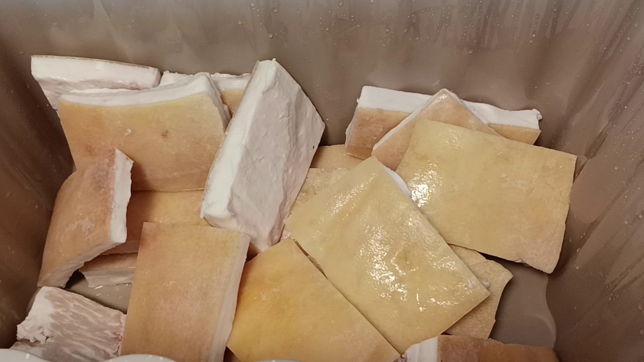 Как правим сланината в централната част на Стара планина?Осолена сланина в саламура.