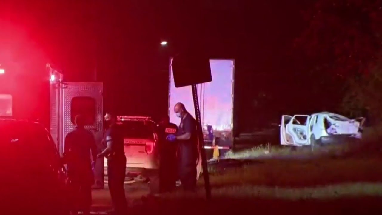 Shots fired at Detroit police officers; suspects in custody - YouTube
