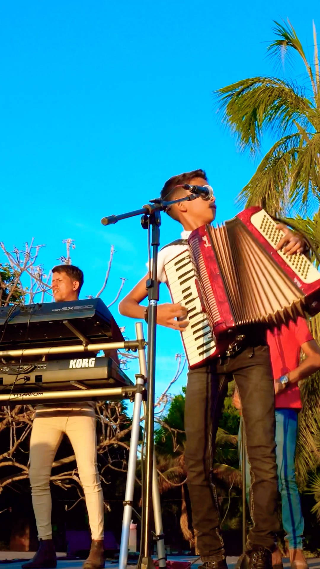 Alejandro Rodrigues cantando com seu pai bota esse Piseiro pra bombar mais um hit #boanoiteee #lea