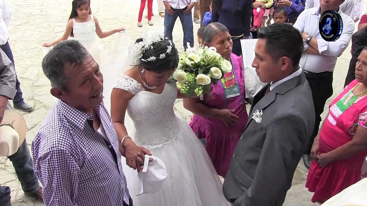 NOVIA LLORA DE LA EMOCION AL VER A SU NOVIO EN LA IGLESIA