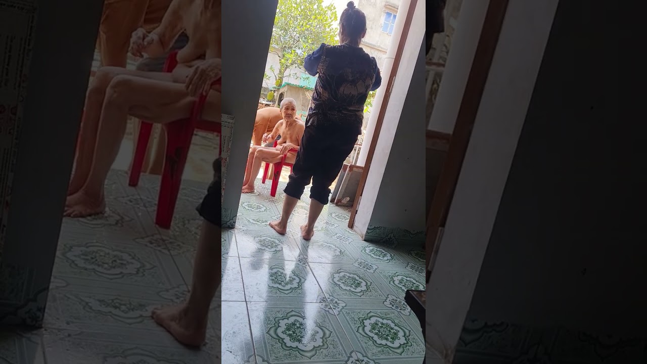 cô chú tắm cho bà nội