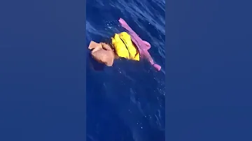 كفن ابنه بثيابة ودفنه بالبحر خلال السفر بالمركب الى ايطاليا Shorts 