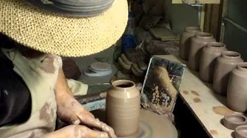 SIMON LEACH POTTERY - Throwing lidded cylindrical caddies !