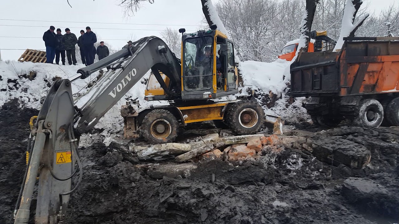 Как достать экскаватор из болота - YouTube