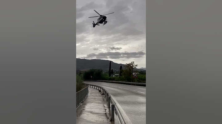IMÁGENES DANA: la guardia civil rescata a un niño durante la tormenta en Málaga