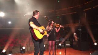 Vignette de la vidéo "Jason Isbell & Amanda Shires Perform “Cover Me Up” at Country Music Hall of Fame"