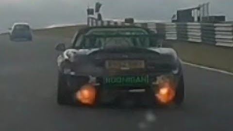 SLK chasing supercharged MX5 at Cadwell Park 5/7/22 Flames and bangs