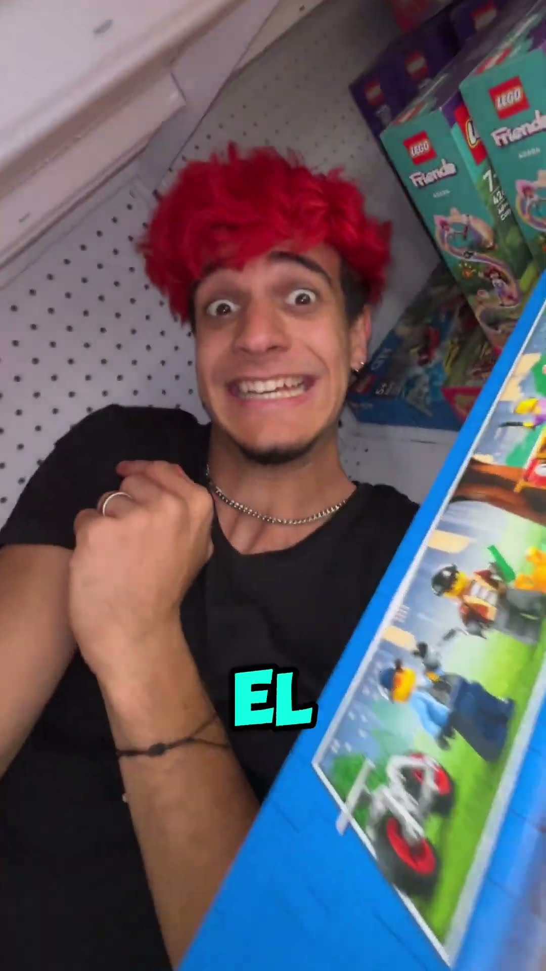 EL GUARDIA de SEGURIDAD PERSIGUE a mi CRUSH en Una JUGUETERIA!