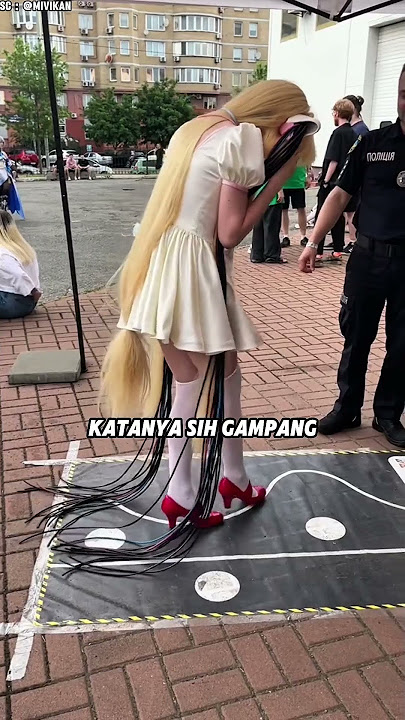 Cewek itu Sedang Mencoba Tes Mengemudi dengan Keadaan Mabuk