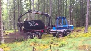 När skogsägaren plockar ut resterna från skogsavverkningen, grenar ...