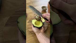 Lerne Schritt für Schritt, wie du Avocado schneidest wie ein Profi. 🥑✂️