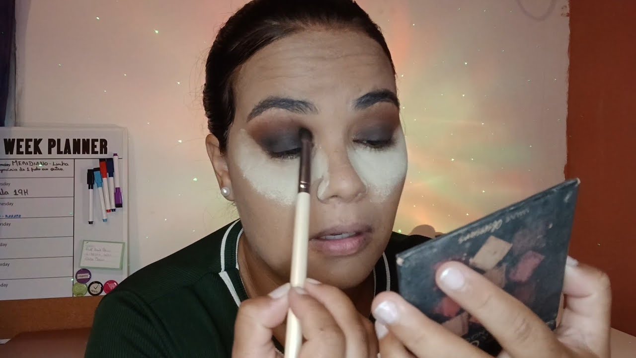 Tentei fazer um esfumado preto nos olhos | Quase um maquia & fala
