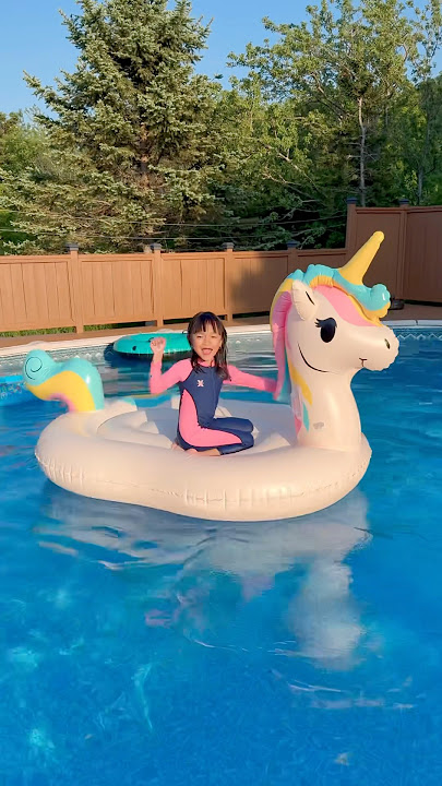 Mom’s surprise at the swimming pool 😱👧🏻❤️👩🏻