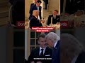 DONALD TRUMP ASSINA ACORDO IMPRESSO ENTRE EUA E IRÃ DURANTE JANTAR EM VERSALHES