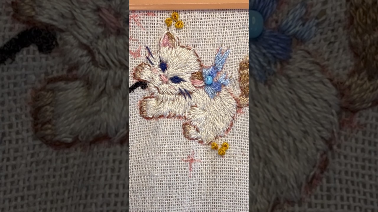 手刺繍入あずき/小豆のアイピロー【白猫と毛糸玉】 ヤマノウチユイさんの「