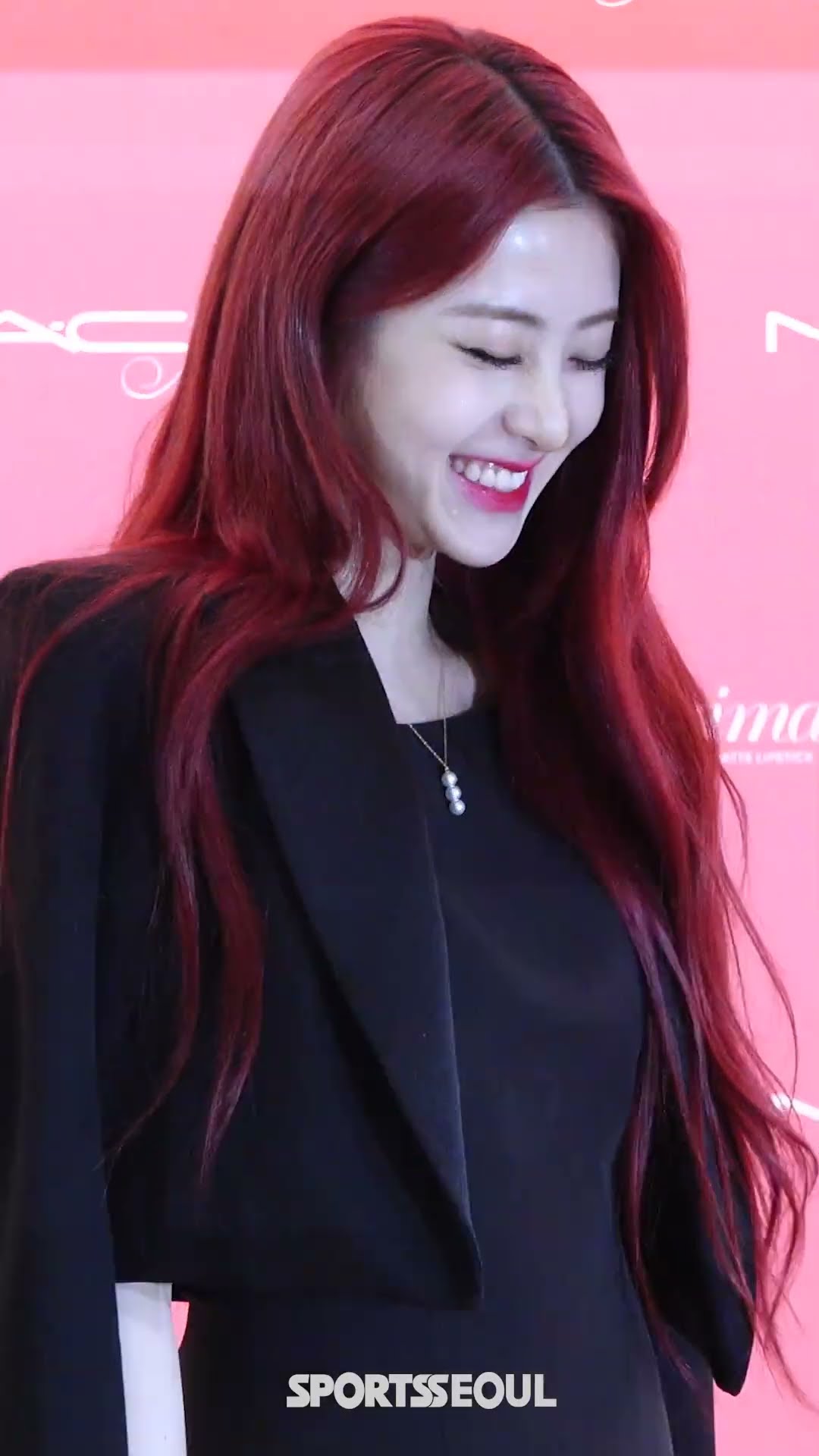 르세라핌 허윤진, 고혹적 각선미