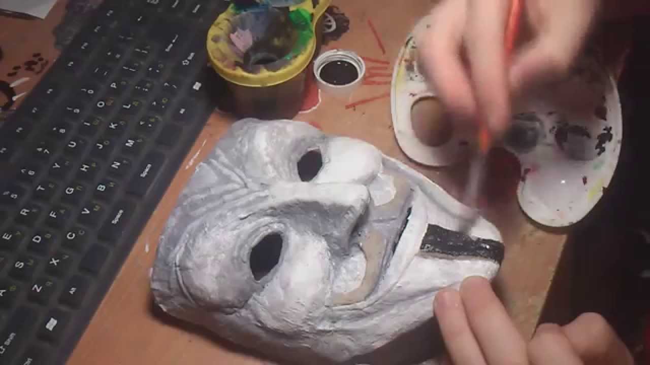 Видео маски бумаги. Пластилиновая маска. Маска из пластилина. Маска из бумаги и клея. Маска Анонимуса в папье маше.