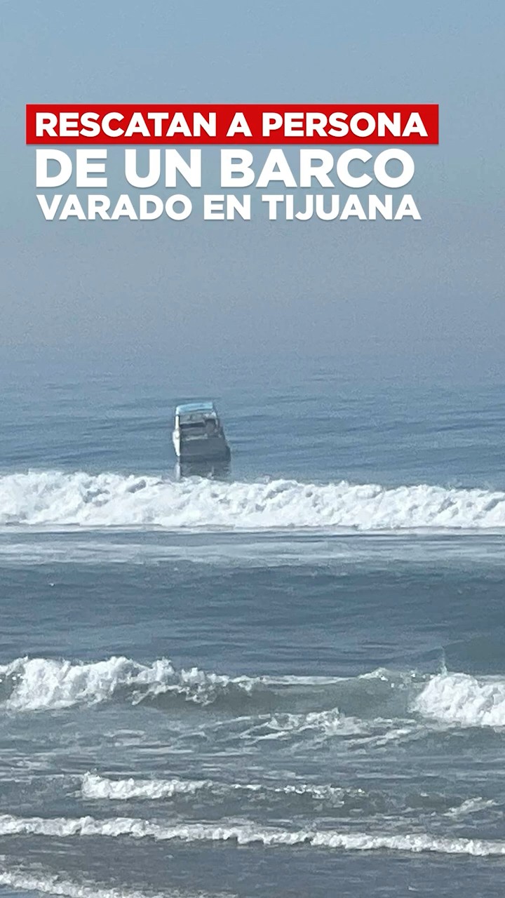 Rescatan a persona de un barco varado en Tijuana