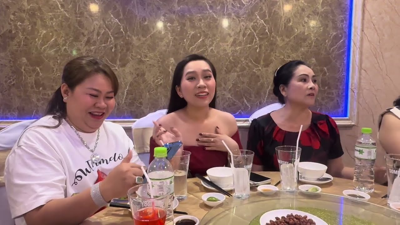 Châu Ngọc Hiếu Hồng Phượng tại tiệc Tân Niêm cùng Thủy Lê 