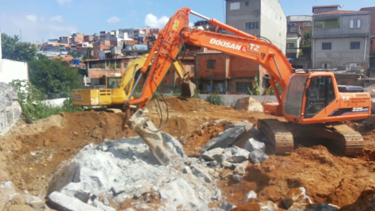 2014 ESCAVADEIRA ROMPEDORA