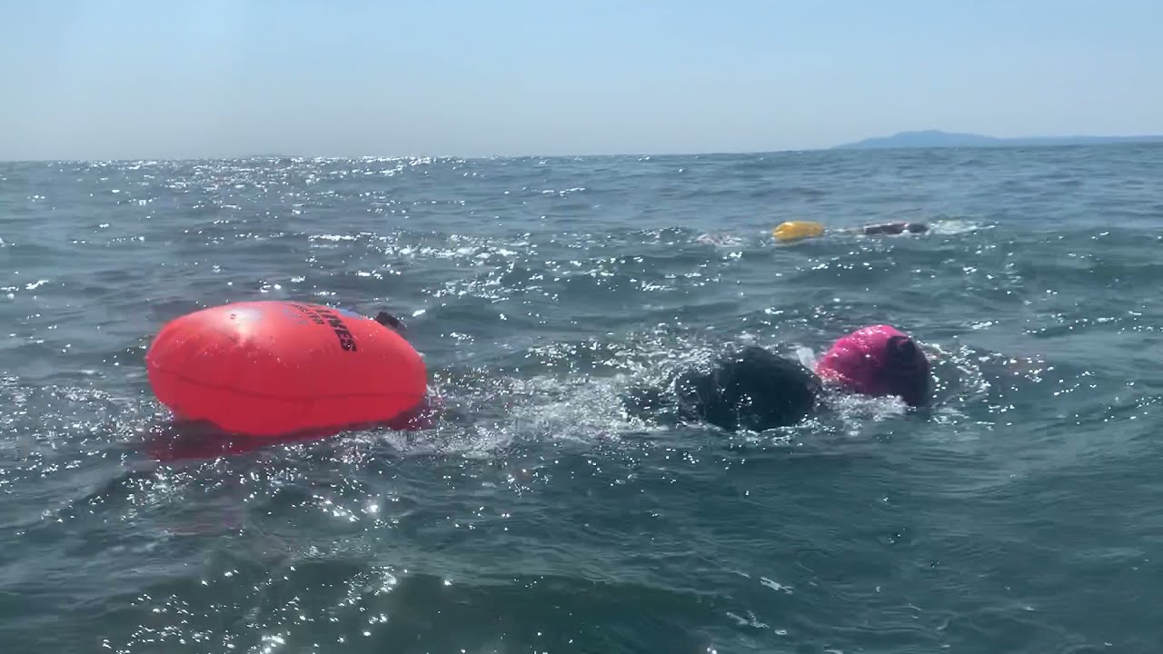 オープンウォータースイミングを より安心して より泳ぎに集中できるように考案された補助浮き具 スイムブイ