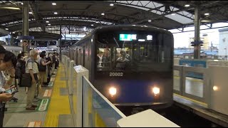 両脇がホームの西武池袋駅に到着してくる西武池袋線上り20000系