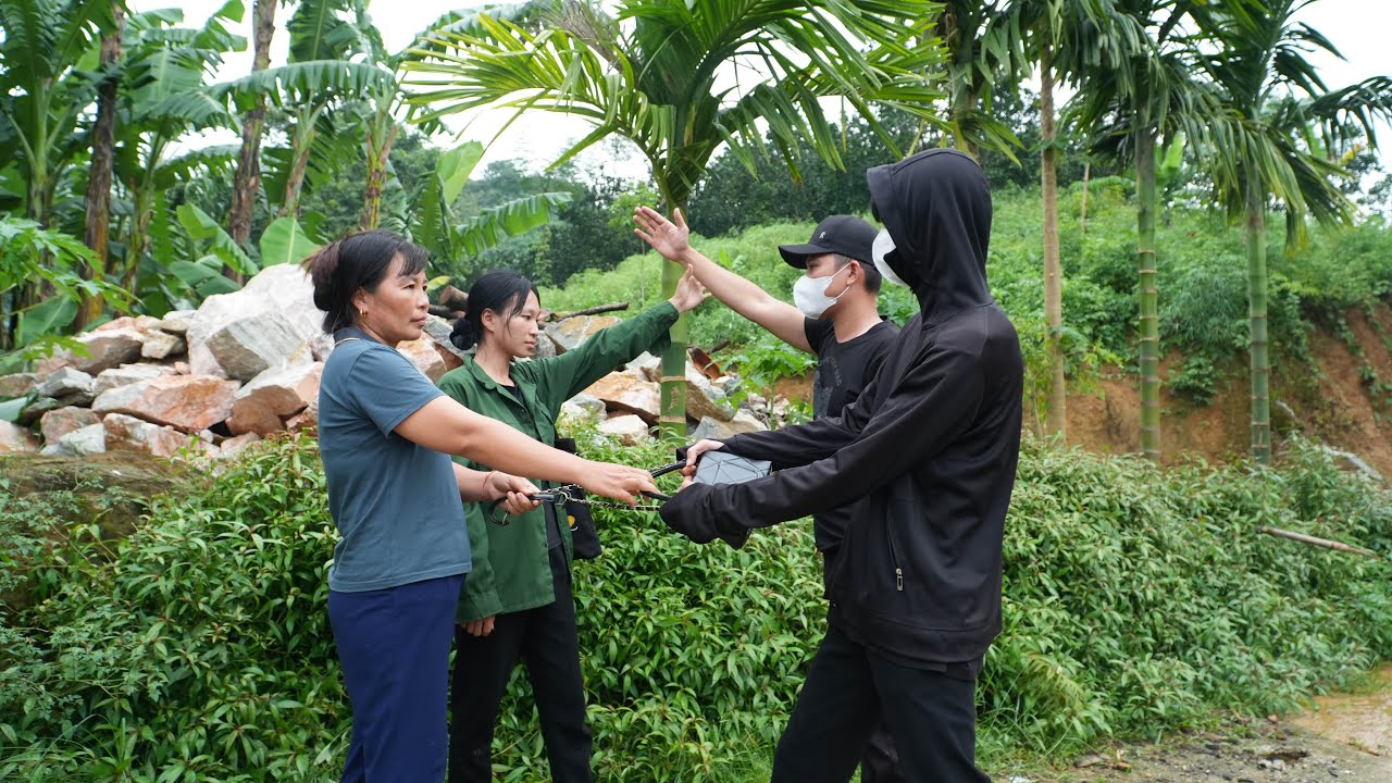 Single mother Tieu Man, fearless of danger, rushed in to save a woman who was beaten unconscious.