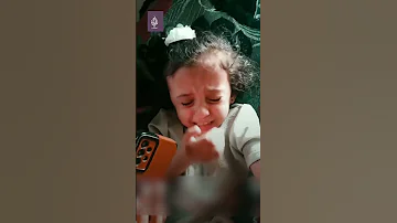 قتلتها البس ة طفلة يمنية تنهار باكية على عصافيرها التي أكلتها القطة 