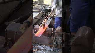 Download Lagu Proses penempaan besi untuk dijadikan alat perkebunan #kerajinantangan #shortvideo MP3