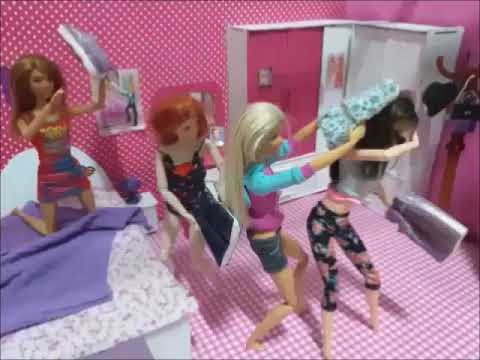 Barbie Pillow War