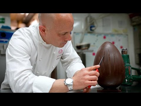 فيديو صانع حلوى في روما الإيطالية يحو ل متجره إلى ما يشبه المعرض الفني