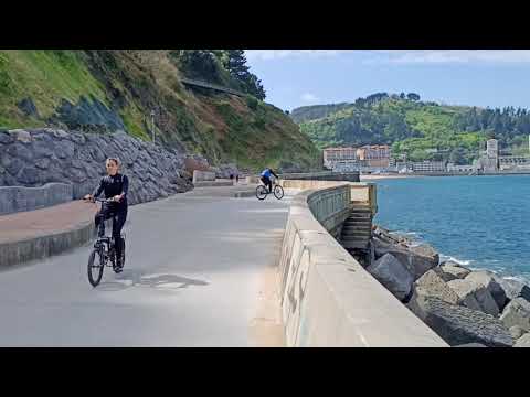 paseo por la costa del País Vasco Ondarroa 2022 إقليم الباسك مدينة على البحر