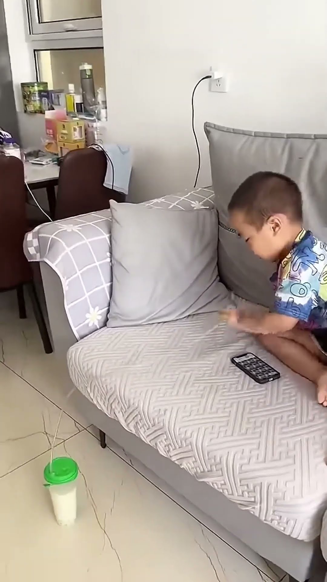 爸爸也太会享受了，儿子都看不下去了#Cute baby#Cute#呆萌小米宝#聪明宝宝#萌娃#整蛊#测试