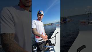 Er versucht einen Open Loop auf zwei sich kreuzenden Boot...