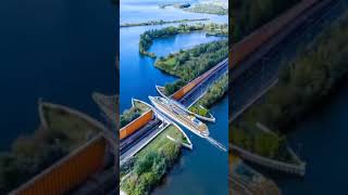 الجسر المائي في هولندام بحيث تعبر السفن من فوقه، وتمر السيارات والمركبات من أسفله.ماركة