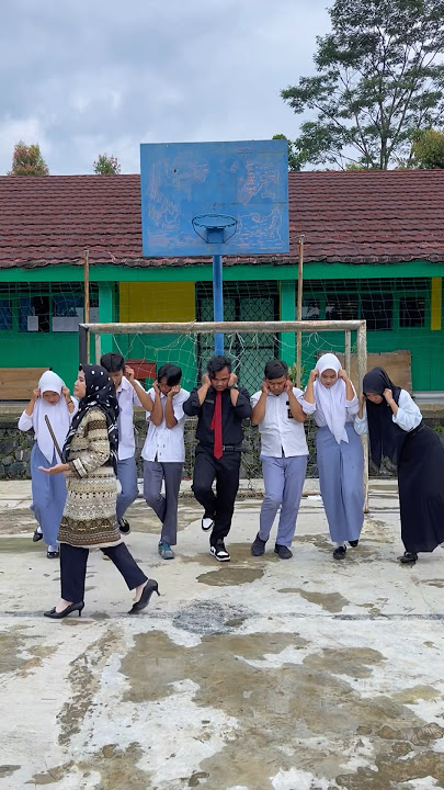 Padahal babeh udah nyamar jadi murid! Tetep aja ketahuan😭 #gurugokil #komedi #babeh #gusmanade