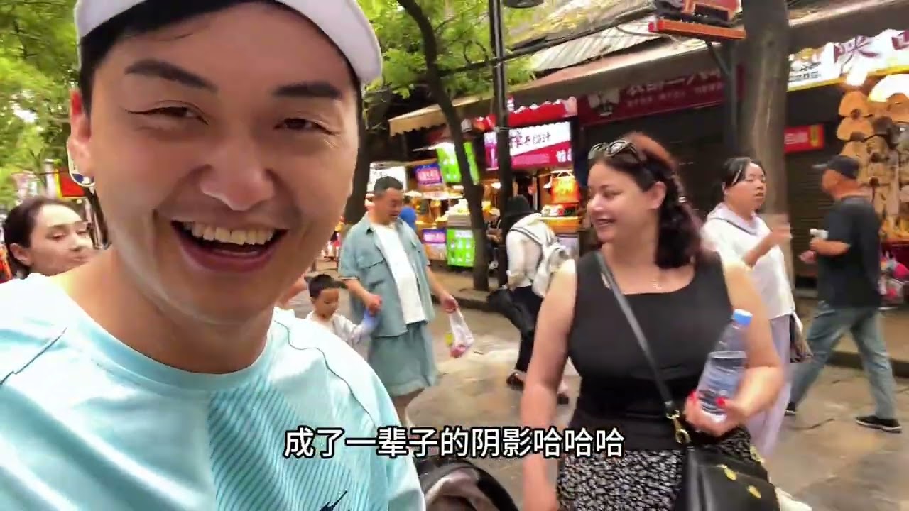 外国丈母娘穿汉服漫步千年古都西安，难忘之旅外国闺蜜想留在中国 #外国人眼中的中国 #让老外感受中国文化 #强子和扎拉#亚美尼亚媳妇扎拉