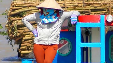 Chị gái đi sà lan vượt cống. Dáng đẹp. lại đứng kiểu. nhìn rớt mắt