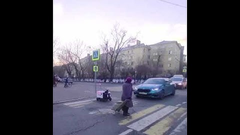 A pensioner from Moscow helped a robot courier cross a pedestrian crossing espect grandma 👍