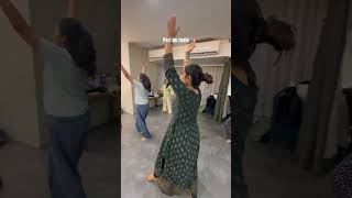Pari hu main by falguni pathak ✨❤️ #shorts #garba #class #fun #vibes #spins #thangaatgarba