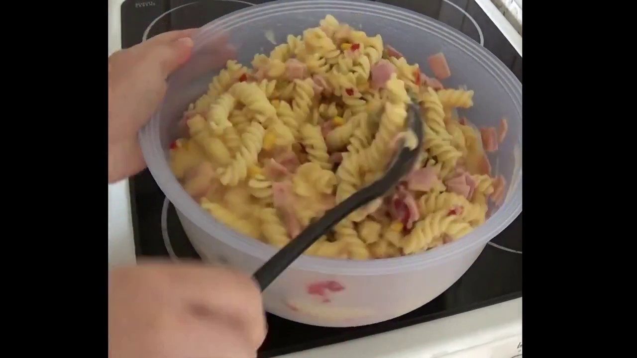 Nudelsalat mit Schinken (Pasta salad with ham)