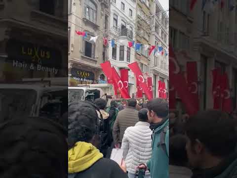 Beyoğlu Belediyesi, İstiklal Caddesi'ne bayrak dikiyor #shorts