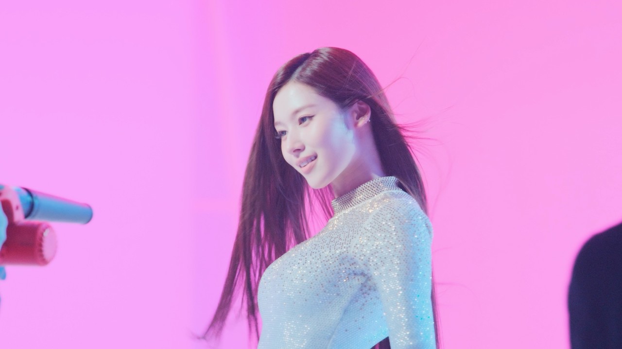 TWICEサナ、美ボディ全開のドレスで魅了！TWICEの3名が出演する