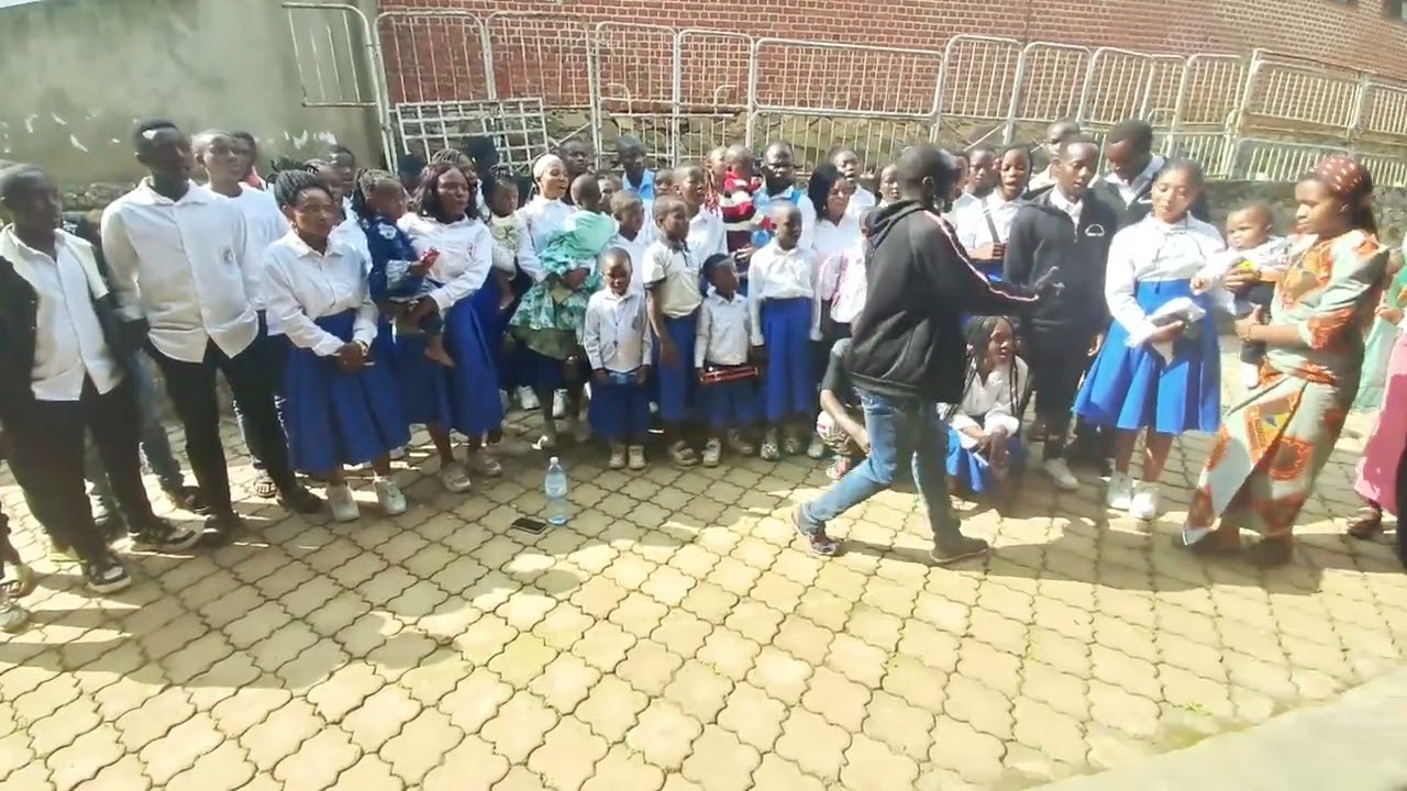 A pleine visite de l'orphelinat Saint Joseph de Bunyuka. Chorale Saint Benoît dans l'apostolat