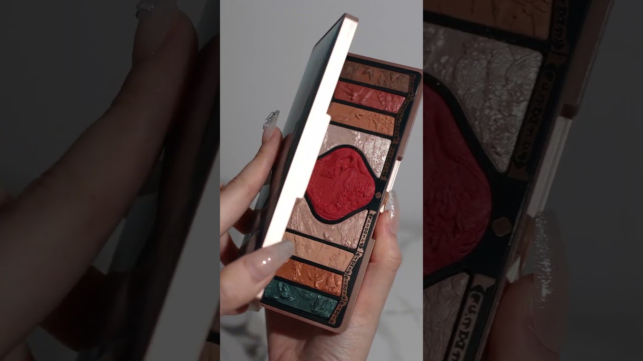 Meet the Floral Engraving Phoenix Makeup Palette in 01 Gold Brown—the epitome of elegance
